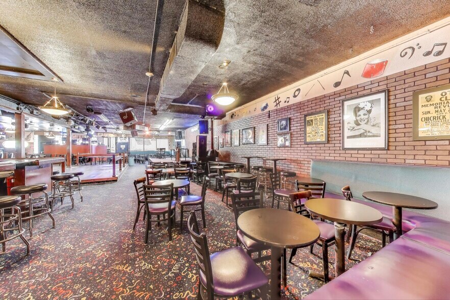 More Photos Of 1715 W Roosevelt Rd, Broadview General Retail For Lease