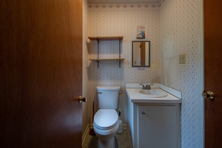 More Photos Of 1221 Altamont Ave, Schenectady Office For Sale