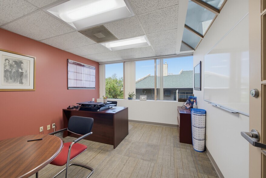 More Photos Of 10495 Santa Monica Blvd, Los Angeles Office For Sale