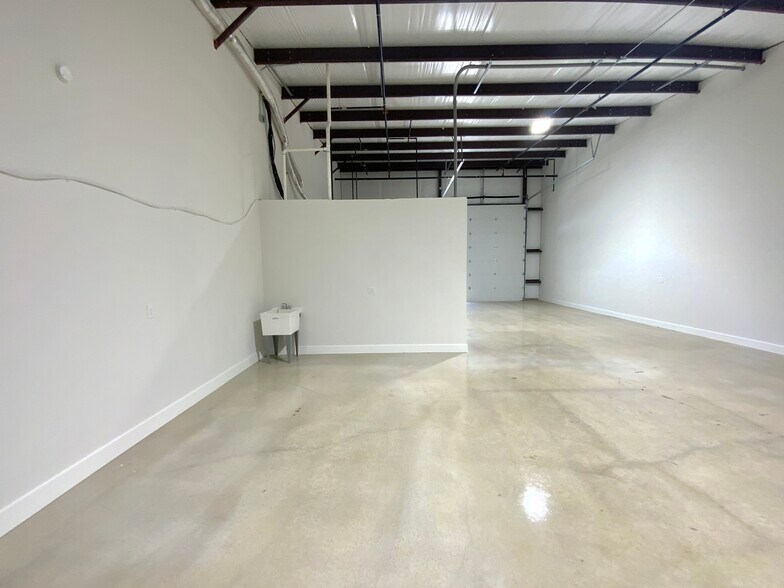 More Photos Of 1304 Leander Dr, Leander Industrial For Lease