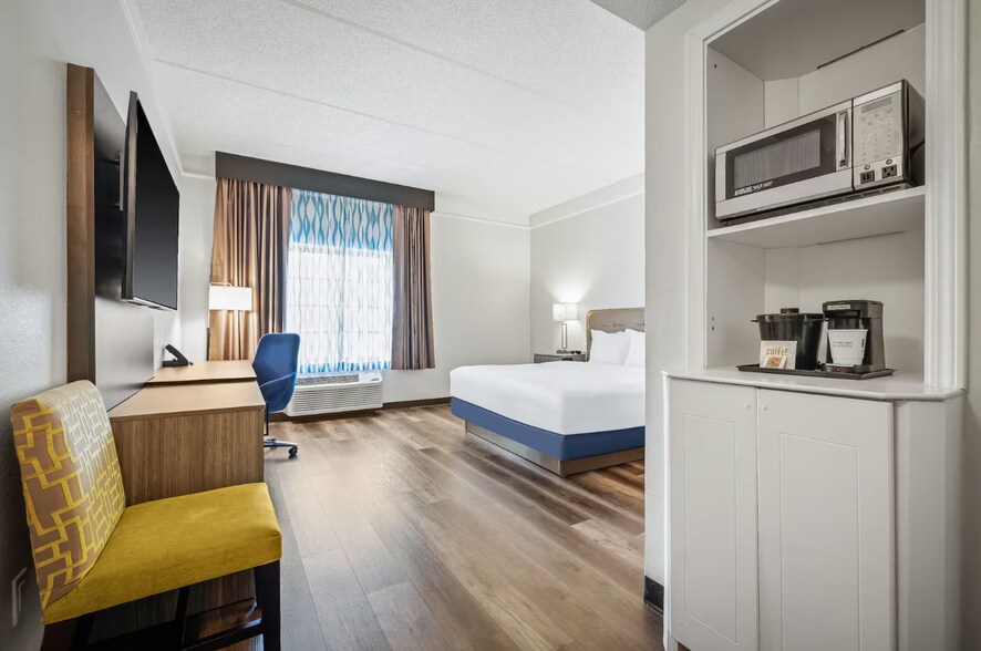 More Photos Of 8730 NW 27th St, Miami Hotel For Sale