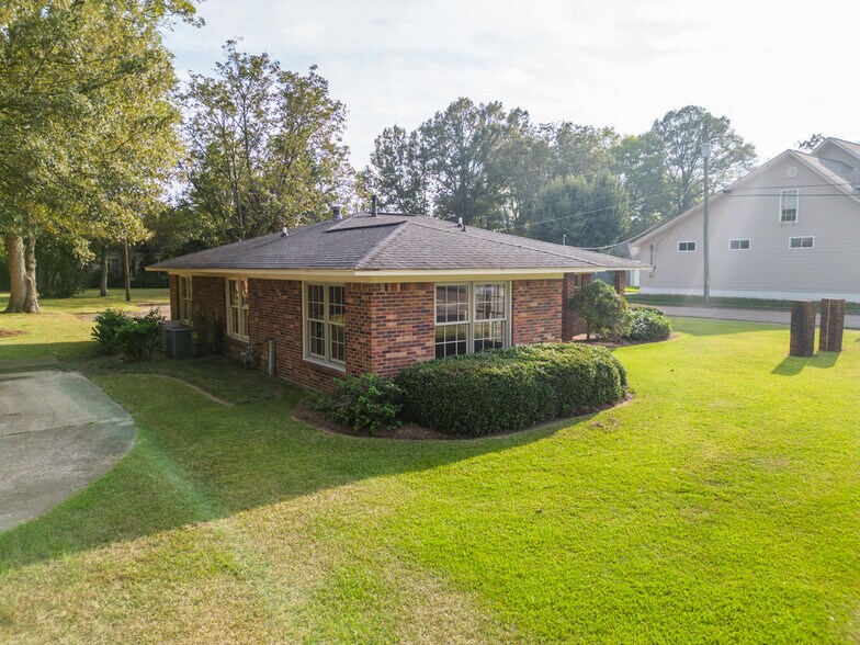 More Photos Of 900 E Broad St, West Point Office For Sale