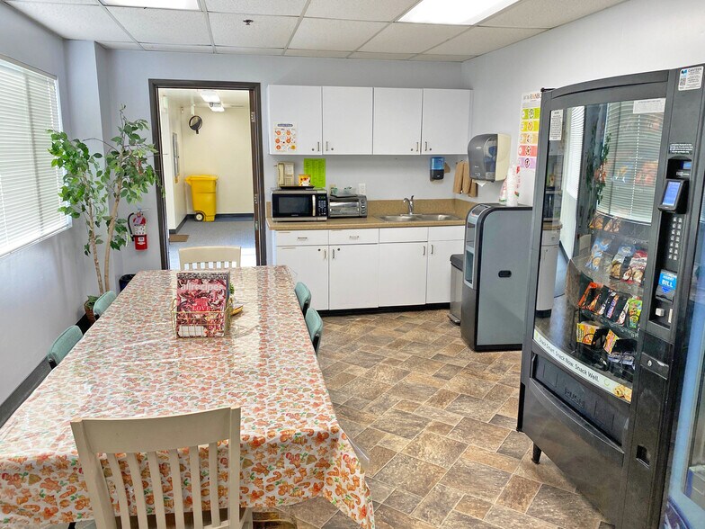 More Photos Of 402 Farnel Rd, Santa Maria Light Manufacturing For Sale