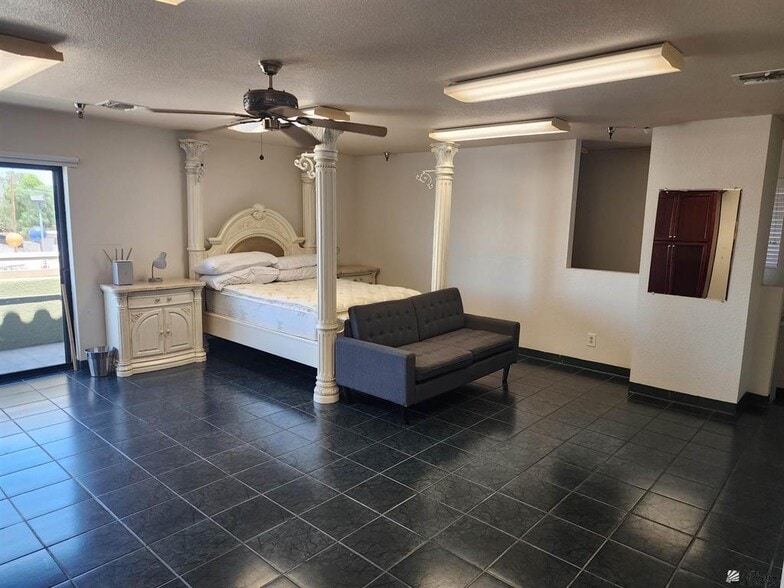 More Photos Of 877 W 8th St, Yuma Auto Dealership For Sale