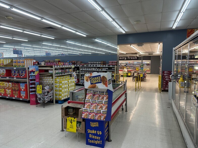 More Photos Of 1001-1105 Derby St, Pekin Unknown For Lease