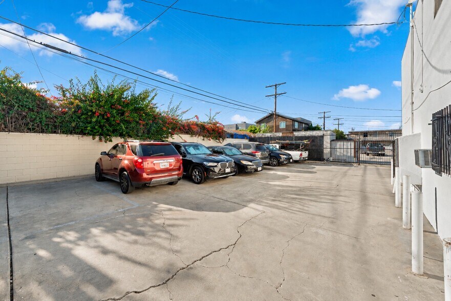 More Photos Of 2325 S Ridgeley Dr, Los Angeles Apartments For Sale