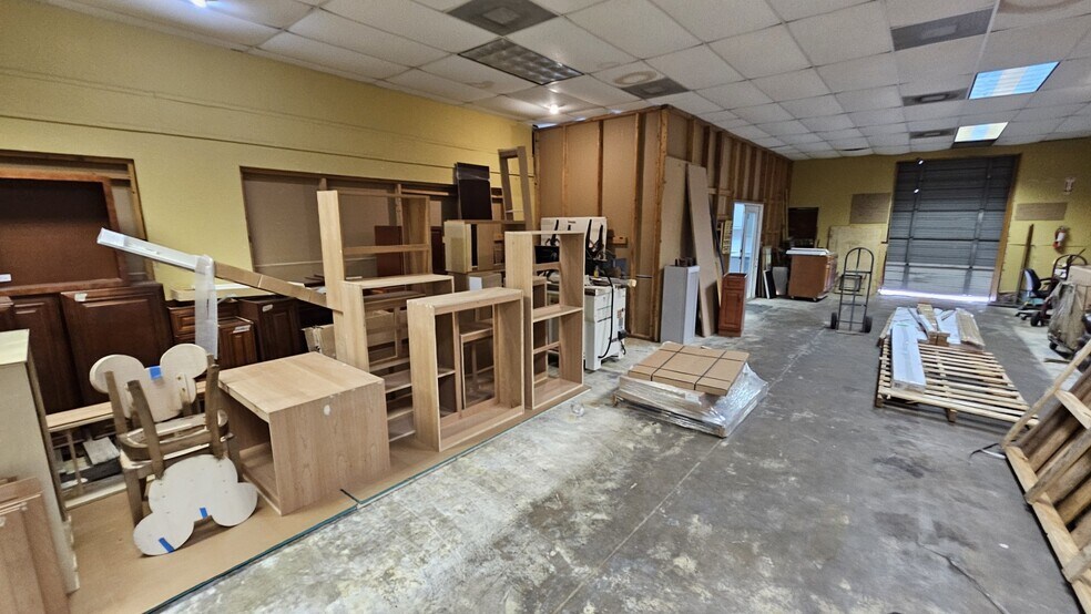 More Photos Of 4502 Old Winter Garden Rd, Orlando Warehouse For Lease