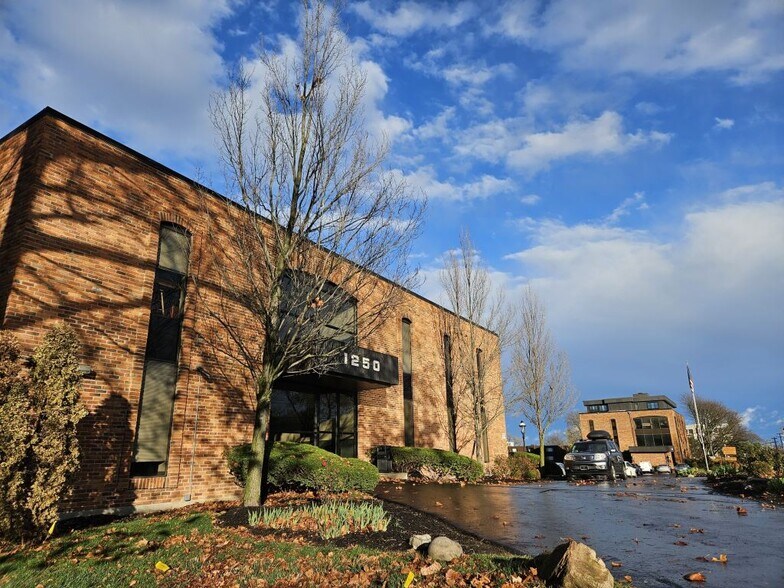 Primary Photo Of 1250 Chambers Rd, Columbus Office For Lease