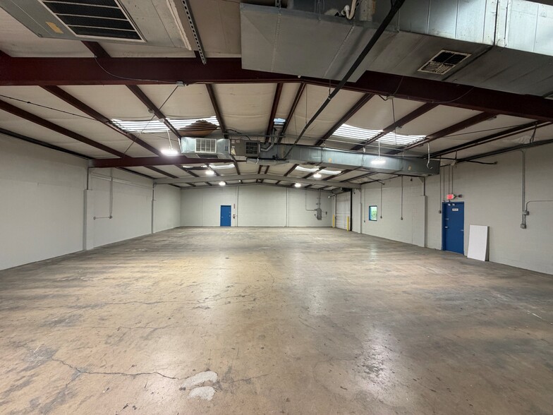More Photos Of 1011 Paulsun St, San Antonio Light Distribution For Lease