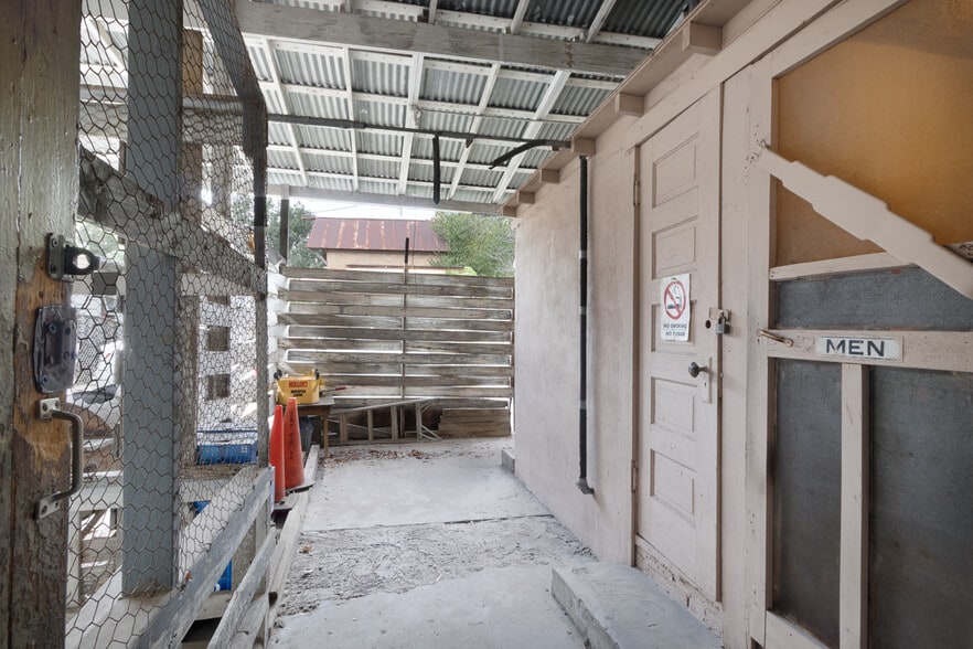 More Photos Of 111-113 N Flores St, San Antonio Storefront Retail Residential For Sale