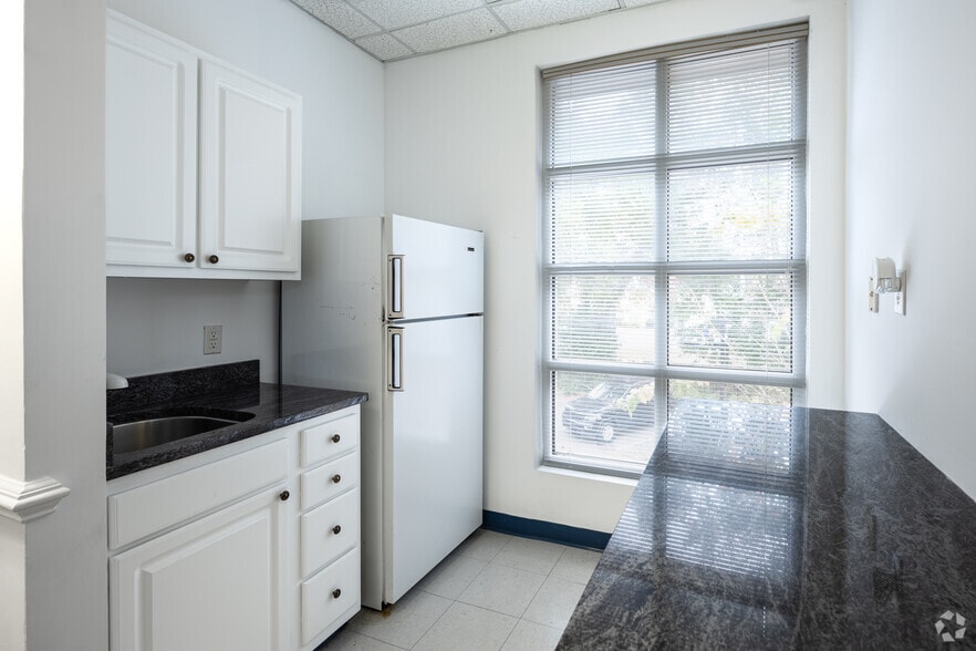 More Photos Of 1037 Chuck Dawley Blvd, Mount Pleasant Office Residential For Lease