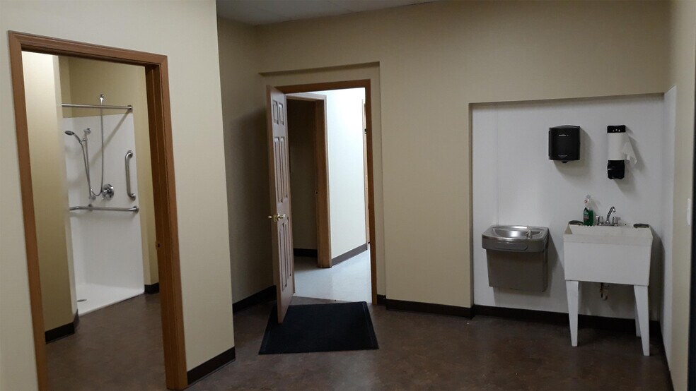 More Photos Of 824 Lone Star Dr, O'Fallon Warehouse For Lease