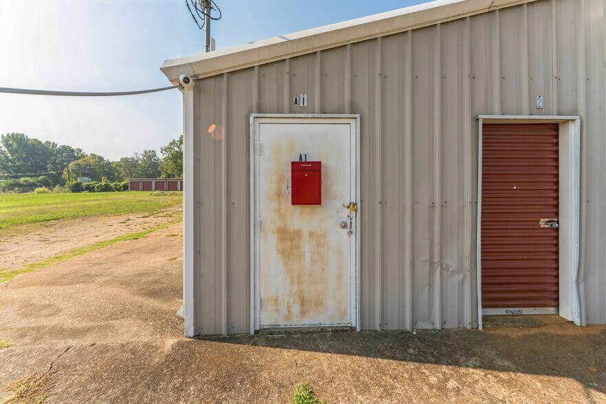 More Photos Of 675 N Jefferson St, Houston Self Storage For Sale