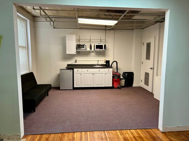 More Photos Of 1138-1140 W Hollins St, Baltimore Storefront Retail Office For Lease