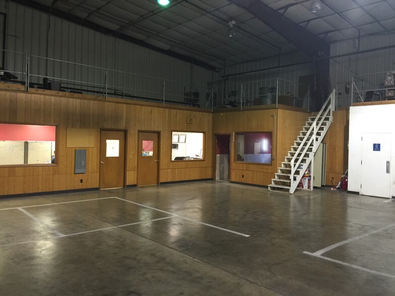 More Photos Of 1735 W 53rd St, Anderson Manufacturing For Sale