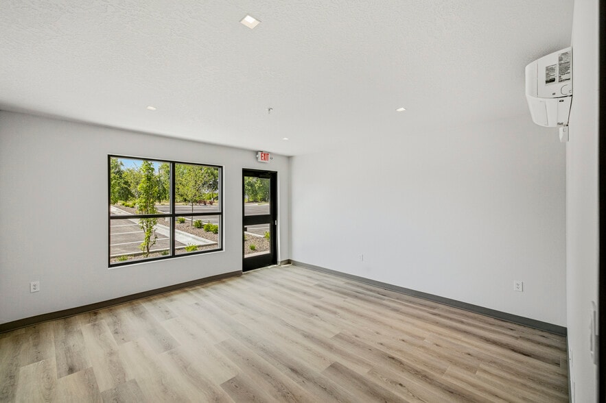 More Photos Of 1093 N Parkinson St, Eagle Light Distribution For Sale