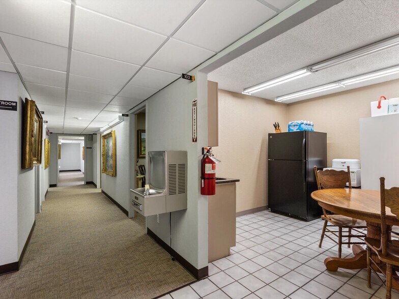 More Photos Of 104 S Main St, Cleburne Office For Sale