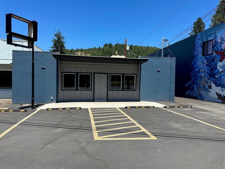 More Photos Of 48017 Highway 58, Oakridge Storefront For Sale