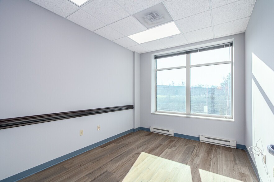 More Photos Of 21351 Gentry Dr, Sterling Office For Sale