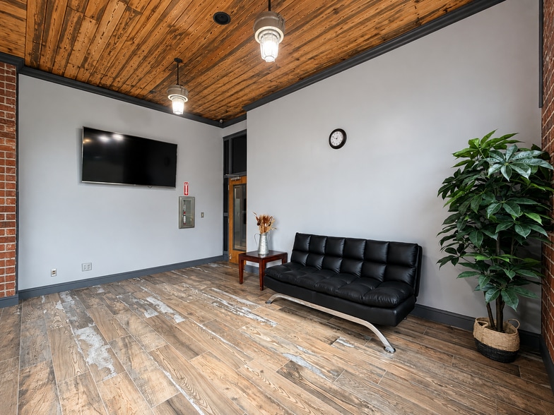 More Photos Of 122 Jefferson St, Jacksonville Office For Lease