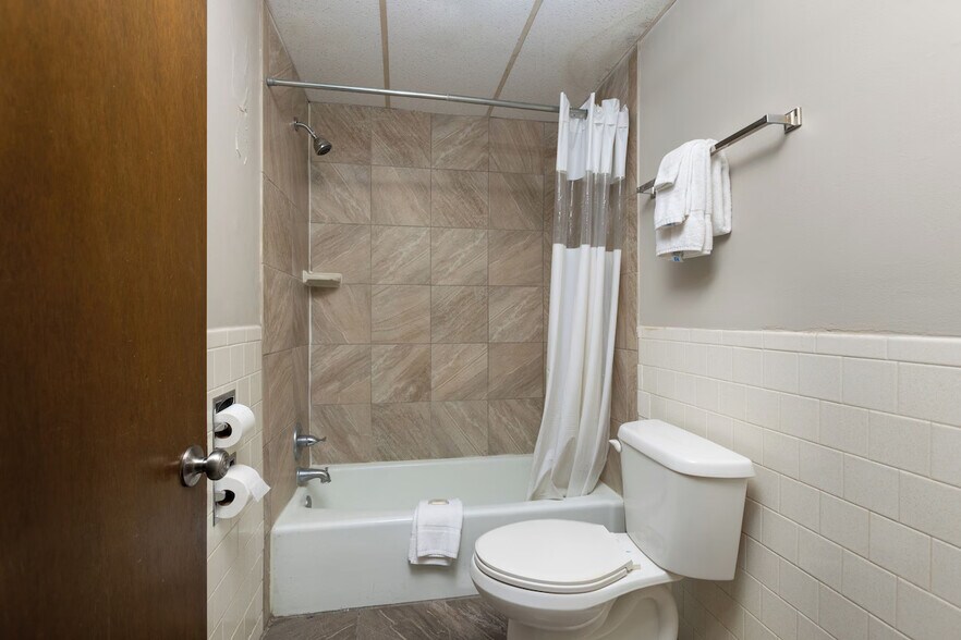 More Photos Of 109 16th St, Wheatland Hotel For Sale