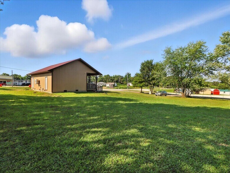 More Photos Of 401 N Busch Ave, Mountain Grove Loft Creative Space For Sale
