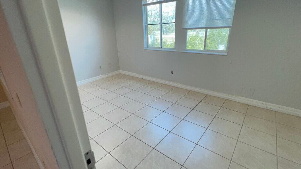 More Photos Of 4940 Bayline Dr, North Fort Myers Warehouse For Lease