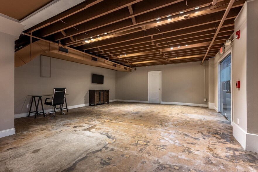 More Photos Of 1463 Market St, Chattanooga Storefront Retail Office For Sale