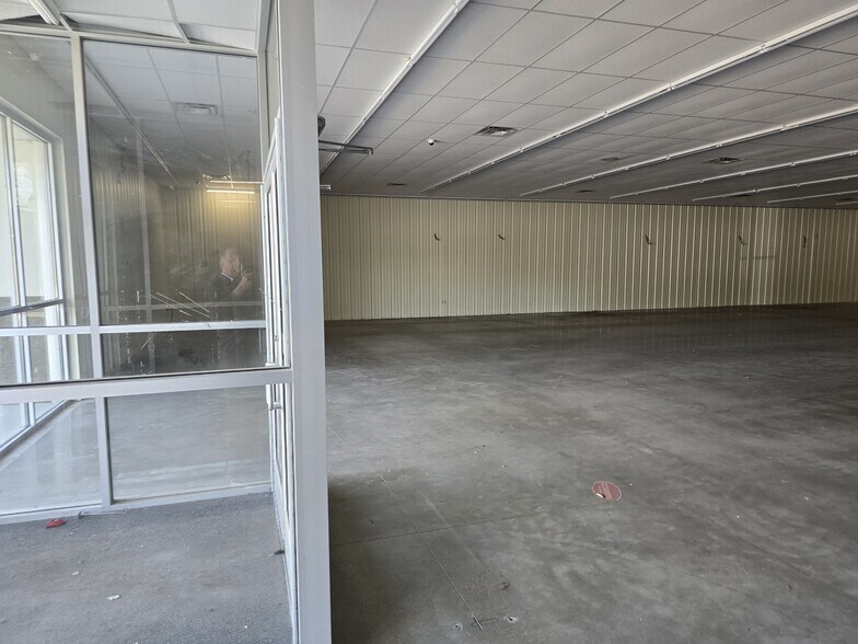 More Photos Of 10245 W Vienna Rd, Montrose Freestanding For Lease