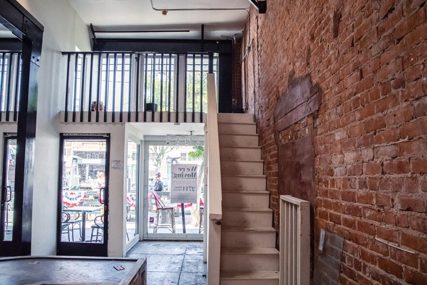 More Photos Of 2708 Main St, Santa Monica Storefront For Lease