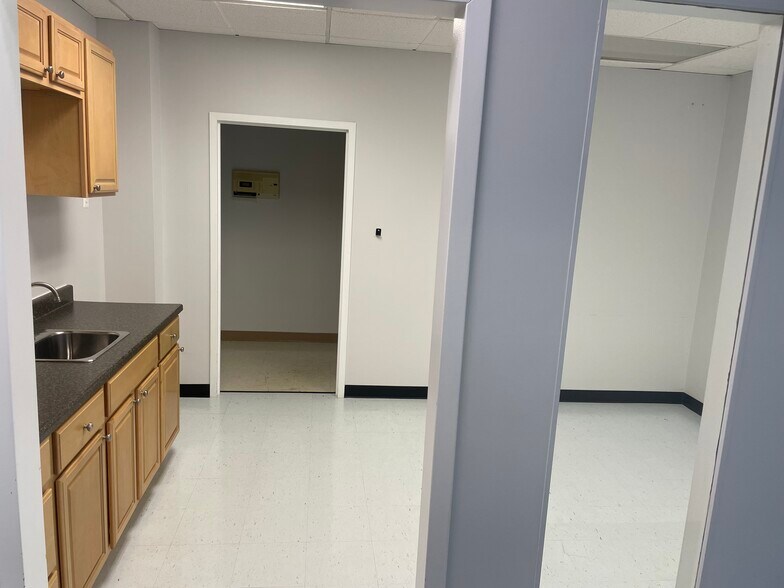 More Photos Of 8300 Guilford Rd, Columbia Unknown For Lease