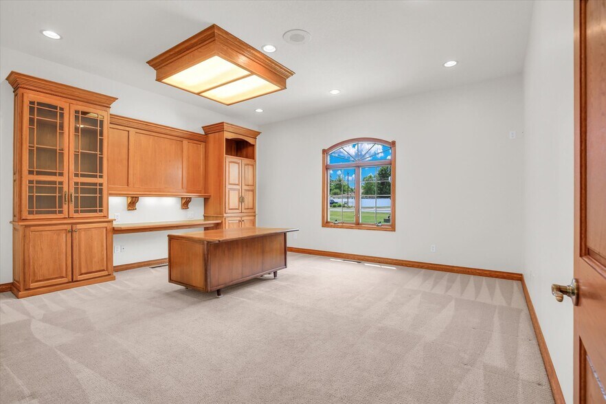 More Photos Of 606 W Oak St, Fairbury Office For Sale