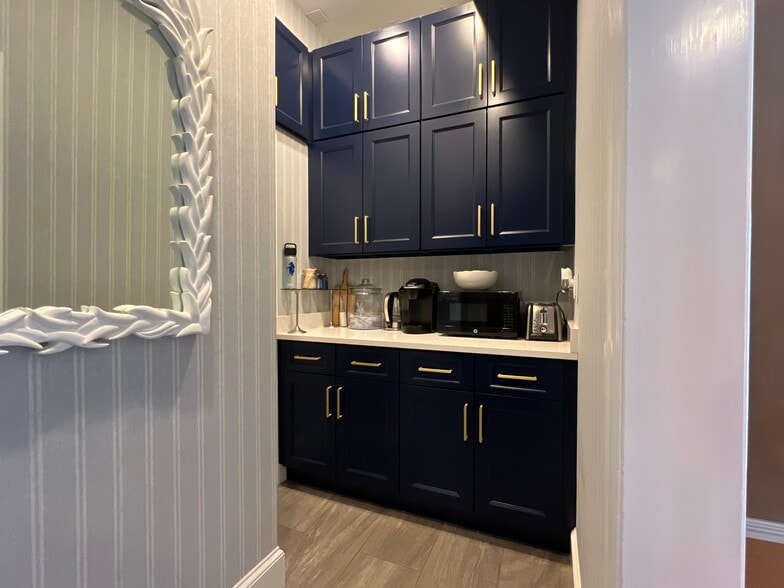 More Photos Of 21 South Ave, New Canaan Storefront Retail Office For Lease