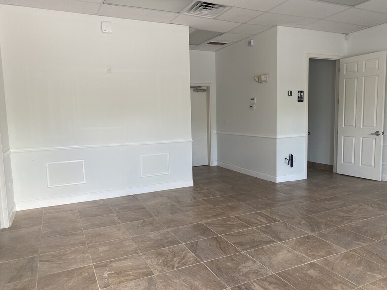 More Photos Of 2047-2071 Global Ct, Sarasota Warehouse For Lease