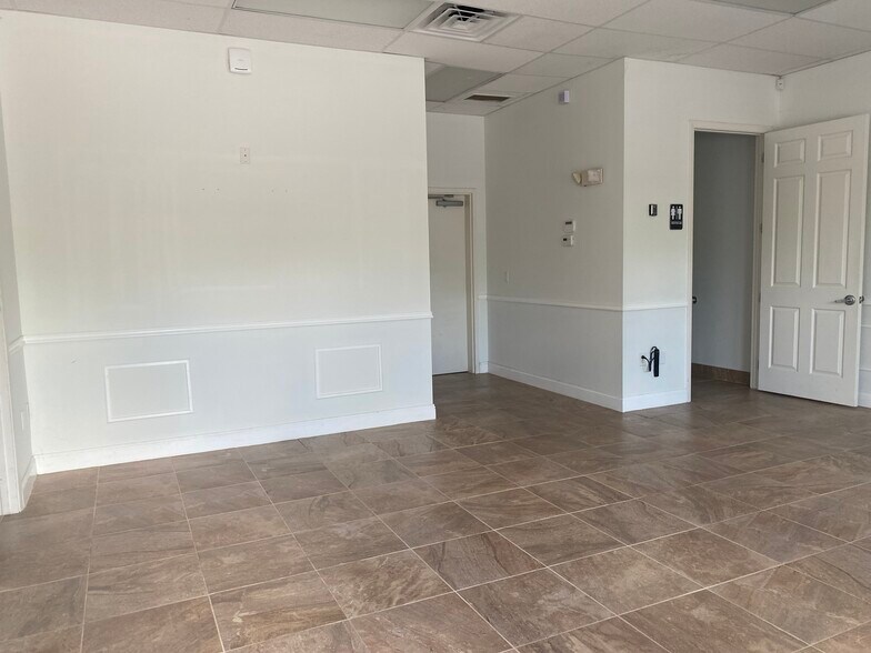 More Photos Of 2047-2071 Global Ct, Sarasota Warehouse For Lease