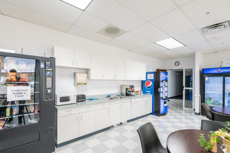 More Photos Of 4300-4356 Caterpillar Rd, Redding Manufacturing For Sale