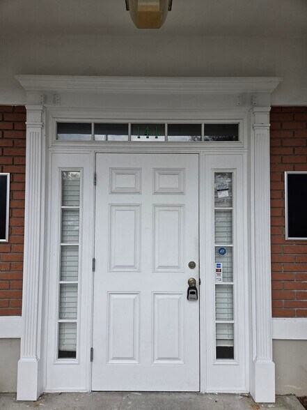 More Photos Of 143 N Oakwood Ave, Brandon Office For Lease