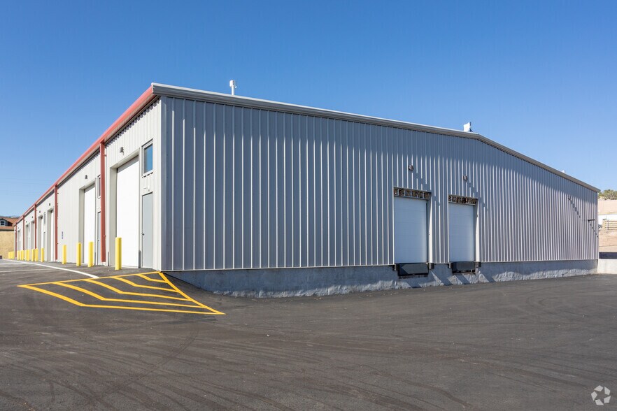 More Photos Of 707 Plane St, Gypsum Warehouse For Lease