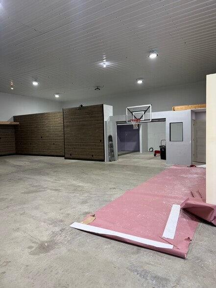 More Photos Of 510 Randle St, Valparaiso Manufacturing For Lease