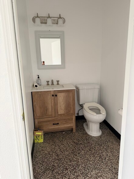 More Photos Of 923 49th St S, Gulfport Storefront Retail Office For Lease