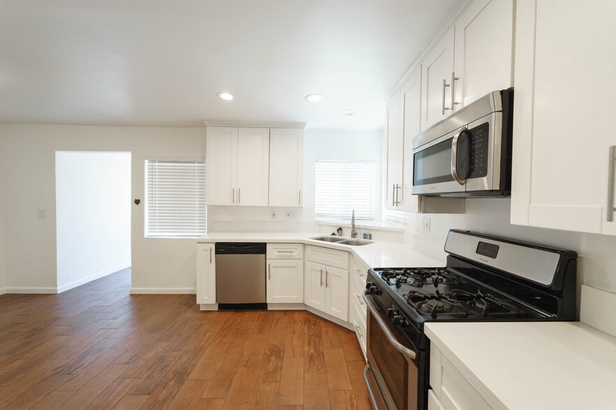 More Photos Of 562-564 11th St, Imperial Beach Apartments For Sale