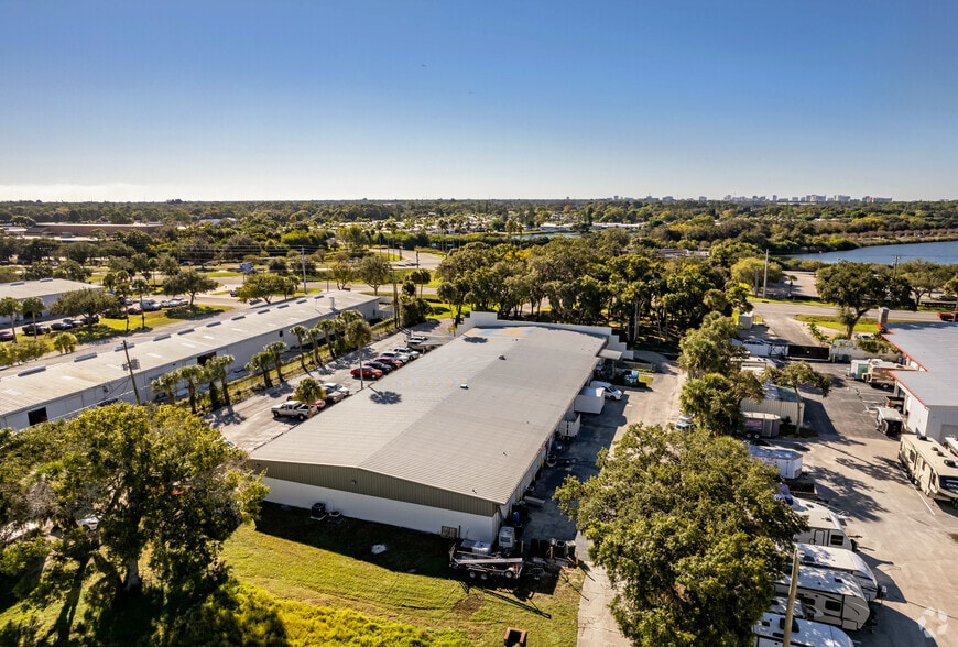 More Photos Of 1621 W University Pky, Sarasota Warehouse For Lease