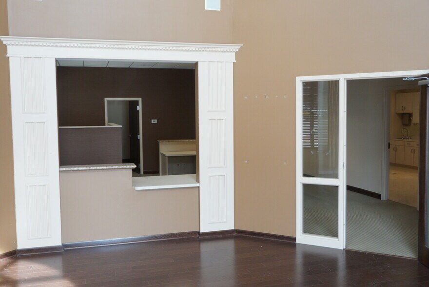More Photos Of 7139-7169 N Milwaukee Ave, Niles Unknown For Lease