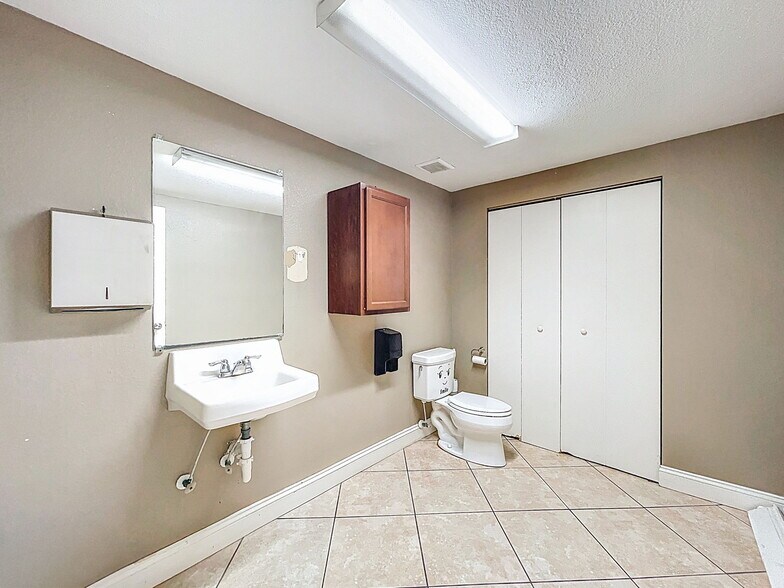 More Photos Of 112 N Mulrennan Rd, Valrico Warehouse For Sale