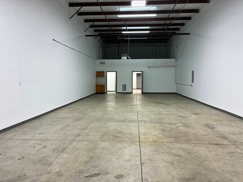 More Photos Of 4800-4820 Poplar Place Dr, Louisville Showroom For Lease