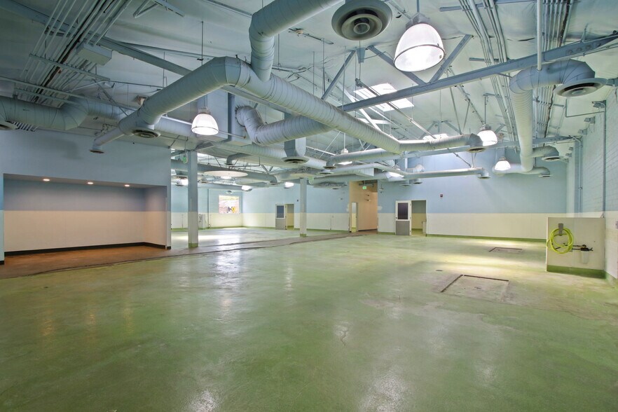 More Photos Of 3940 Higuera St, Culver City Showroom For Sale