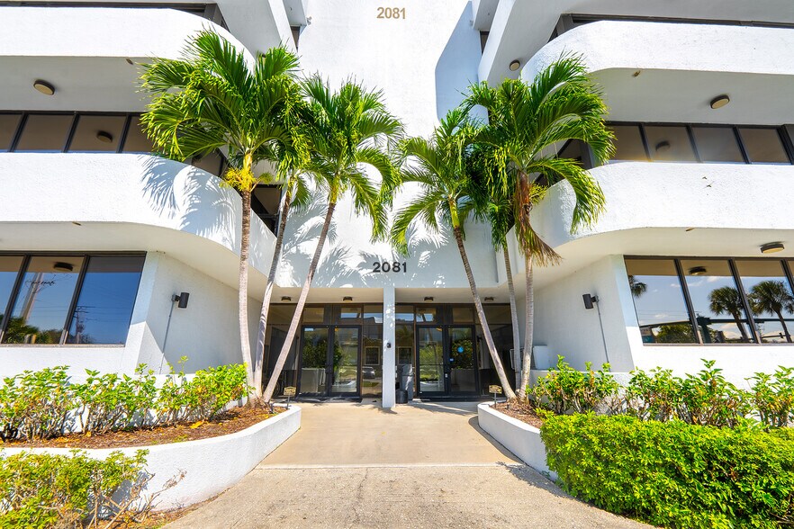 More Photos Of 2081 SE Ocean Blvd, Stuart Office For Sale