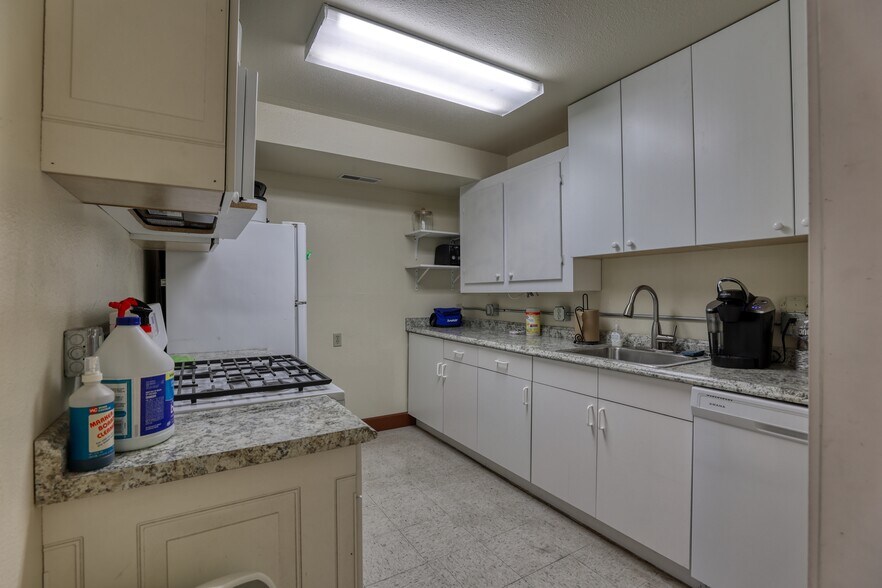 More Photos Of 1457 Coffeen, Sheridan Warehouse For Sale