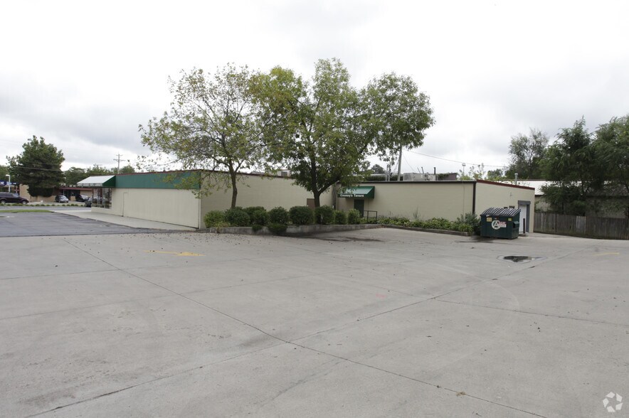 More Photos Of 3702-3708 Beaver Ave, Des Moines Freestanding For Sale