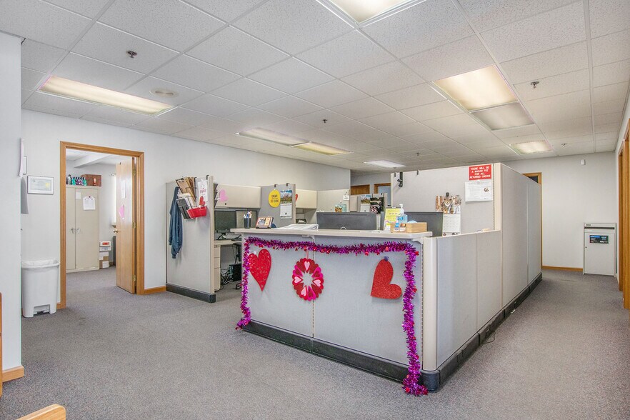 More Photos Of 3050 Commerce Dr, Fort Gratiot Office For Sale